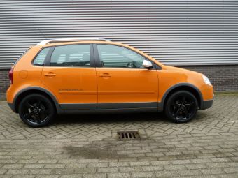 Borbet F zwart 16 inch velgen onder een VW Cross Polo