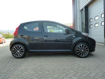 Borbet BL4 zwart gepolijst 15 inch velgen onder een Peugeot 107