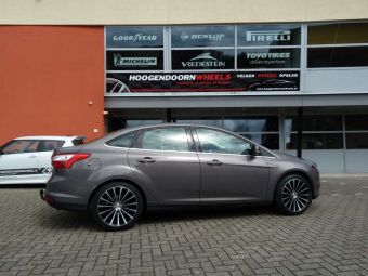 Velgen van Borbet type BLX zwart gepolijst in 18 inch onder een Ford Focus 
