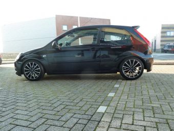 BORBET BL 4 ZWART GEPOLIJST 16 INCH GEMONTEERD ONDER EEN FORD FIESTA 