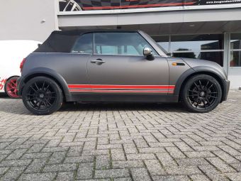 ALUTEC MONSTR MATT BLACK IN 17 INCH GEMONTEERD ONDER EEN MINI CABRIO 