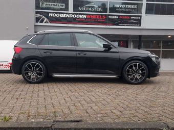 AVUS ITALY WHEELS AF18 IN 18 INCH BLACK POLISHED GEMONTEERD ONDER EEN SKODA KAMIQ