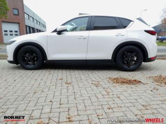 BORBET VELGEN F BLACK IN 17 INCH GEMONTEERD ONDER EEN MAZDA CX5 MET WINTERBANDEN INCL TPMS SENSOREN 