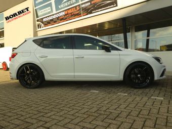 BORBET VELGEN Y BLACK IN 19 INCH MET WINTERBANDEN GEMONTEERD ONDER EEN SEAT LEON CUPRA 