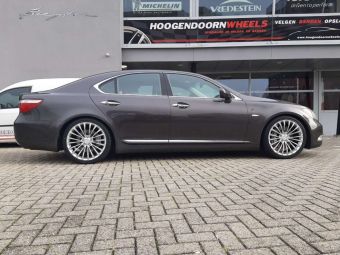 BREYTON LS2 20 INCH CHRYSTAL SILVER GEMONTEERD ONDER EEN LEXUS LS