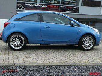INTER ACTION VELGEN MESH 2 GEMONTEERD IN 17 INCH ONDER EEN OPEL CORSA 