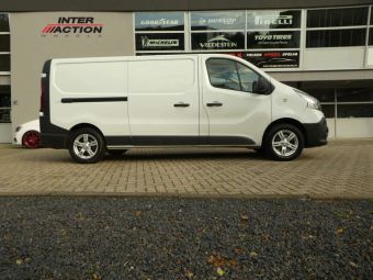 INTER ACTION KARGIN 18 INCH MET WINTERBANDEN GEMONTEERD ONDER EEN RENAULT TRAFIC 