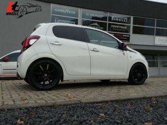 IT WHEELS ALICE 15 INCH VELGEN ZWART GEMONTEERD ONDER EEN PEUGEOT 108