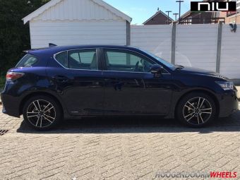 NIU WHEELS D ZWART GEPOLIJST 17 INCH VELGEN GEMONTEERD ONDER EEN LEXUS CT 200H