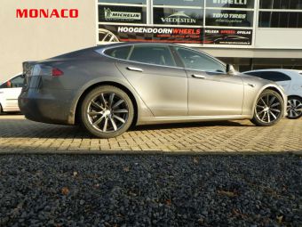 MONACO WHEELS GP 6 ANTRACIET 19 INCH MET WINTERBANDEN GEMONTEERD ONDER EEN TESLA MODEL S 