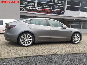 MONACO DEDICATED VELGEN GP 6 19 INCH IN ZILVER MET WINTERBANDEN GEMONTEERD ONDER EEN TESLA MODEL 3
