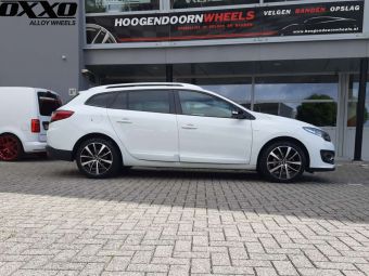 OXXO VELGEN VIDORRA BLACK POLISHED IN 17 INCH GEMONTEERD ONDER EEN RENAULT MEGANE 