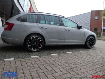 RIAL VELGEN LUCCA BLACK POLISHED IN 18 INCH MET WINTERBANDEN GEMONTEERD ONDER EEN SKODA RS 
