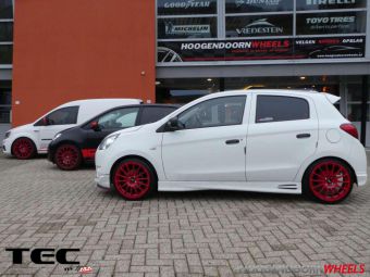 TEC SPEEDWHEELS AS2 RED IN 17 INCH MET EEN 195/40/17 GEMONTEERD ONDER EEN MITSUBISHI SPACE STAR 