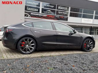 MONACO GP6 VELGEN IN 20 INCH GLANS ANTRACIET GEMONTEERD ONDER EEN TESLA MODEL 3 OEM GEBOORD EN INCL TPMS ZWARTE SENSOREN 