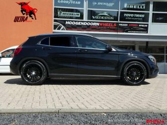 ULTRA WHEELS VELGEN SPEED ZWART MET GEPOLIJSTE LIP IN 19 INCH GEMONTEERD ONDER EEN MERCEDES GLA 