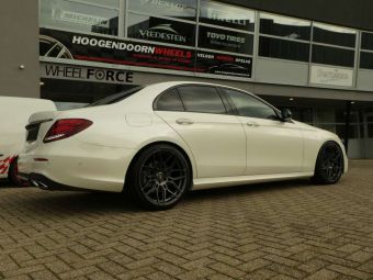 WHEELSFORCE CF-2 IN DARKSTEEL 20 INCH BREEDSET GEMONTEERD ONDER EEN MERCEDES E KLASSE
